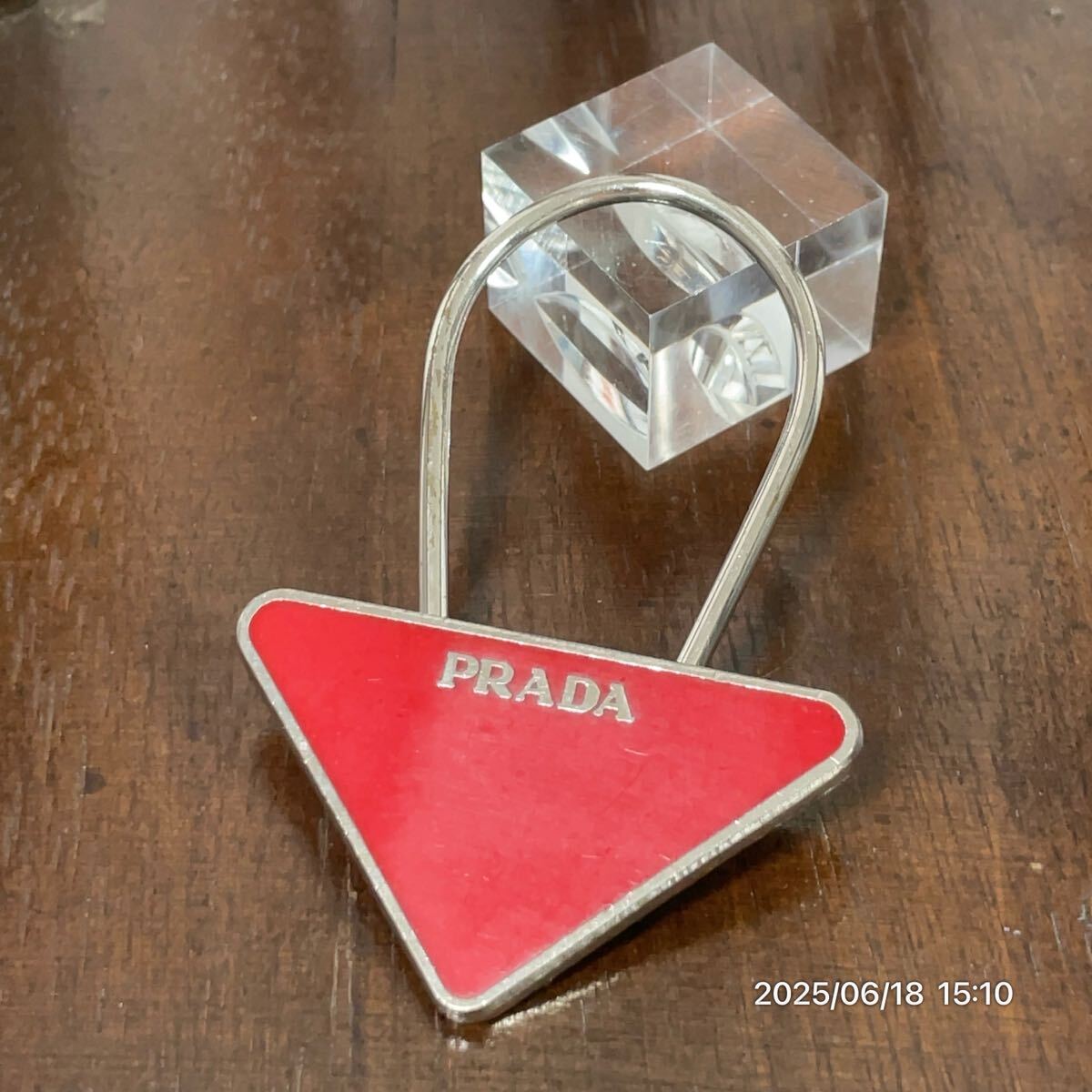 PRADA プラダ 三角プレート ブランドロゴ レッド×シルバーカラー キーホルダー キーリング チャーム アクセサリー 小物