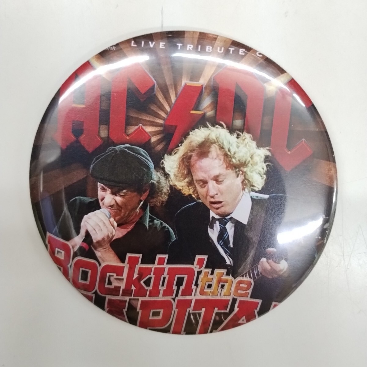 A C / D C　アンガス・ヤング 未使用　ビッグ 缶バッジ　バッヂ　バッチ　081