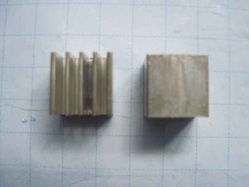 B0006　メーカー不明　小型ヒートシンク（放熱器）　8mm×8mm×6mm　未使用品ですが長期保存品　汚れ、キズ等々有　ジャンク品　2個セット