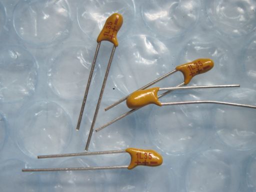 P0054　Vishay？　タンタルコンデンサ？　1μF　35V　詳細不明の為ジャンク品　未使用品ですが長期保存品　4個セット