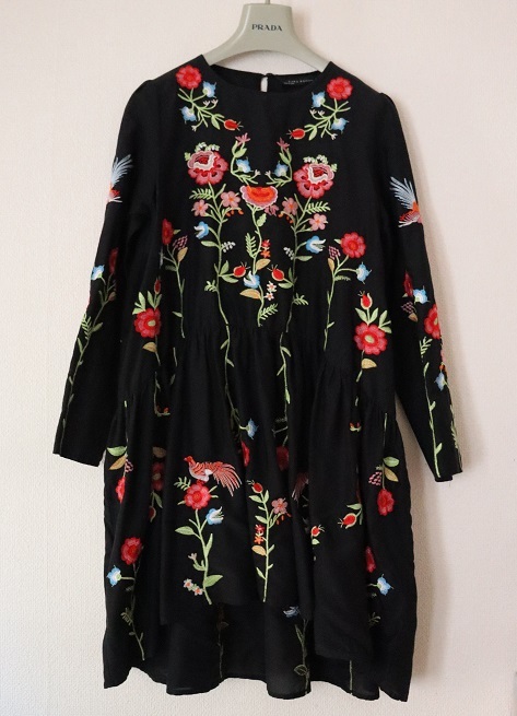 総刺繍 ZARA ザラ 花刺繍入りふんわりワンピース EUR：XS ブラック×マルチカラー