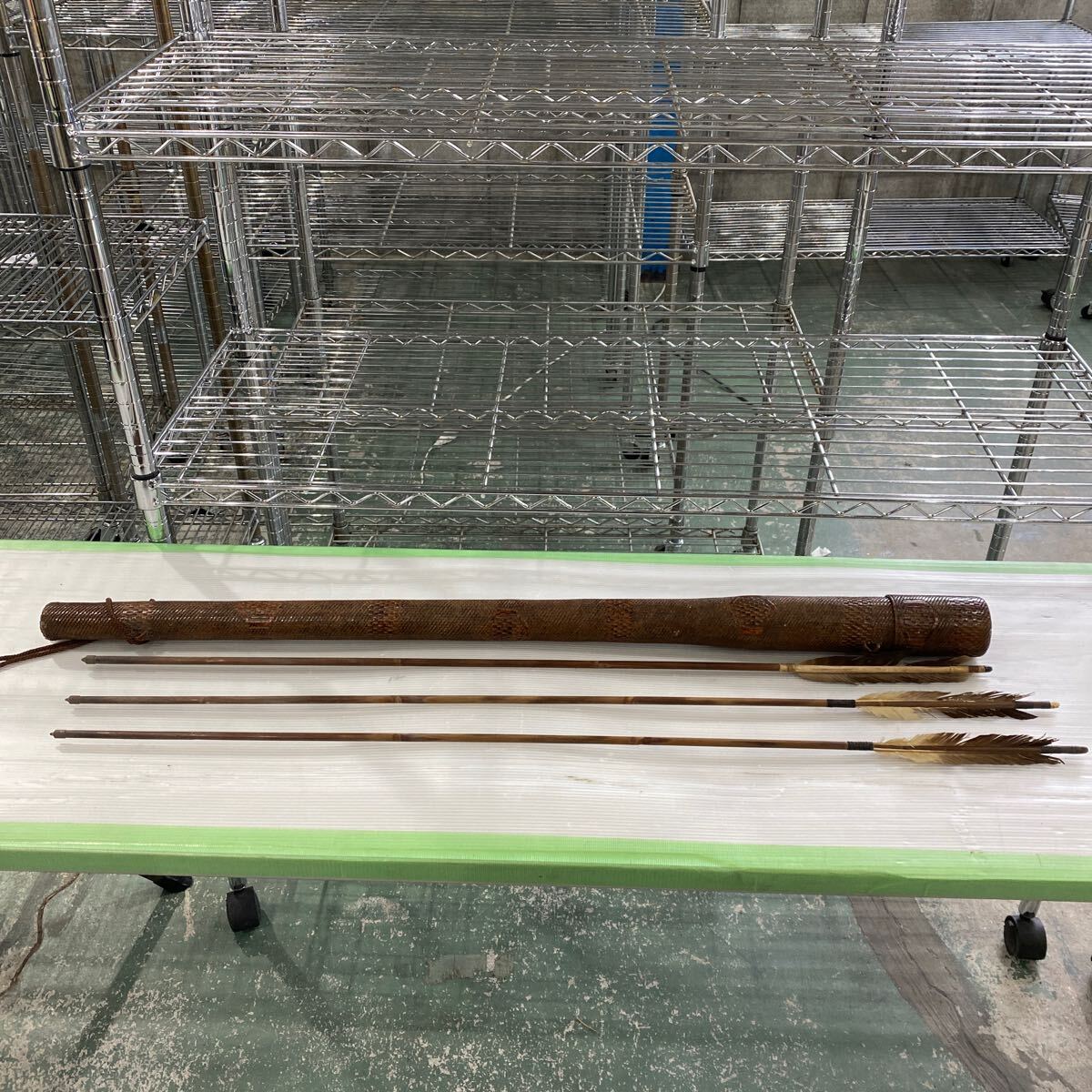 弓道　弓道具　弓矢　3本　矢筒　時代物　弓矢の長さ94.5cm 骨董品　古美術品【620】