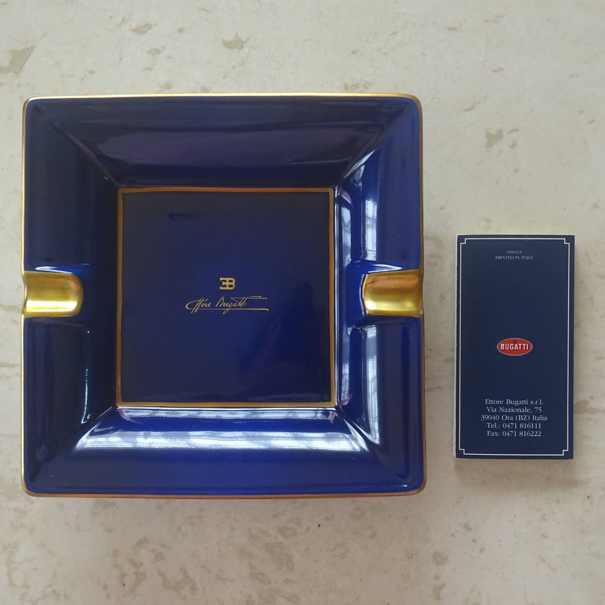 新品・未使用　ブガッティBugatti　磁器灰皿　ブルーに金彩　サイズ17.5x17.5ｃｍ　ハンドメイド　シリアルナンバーあり