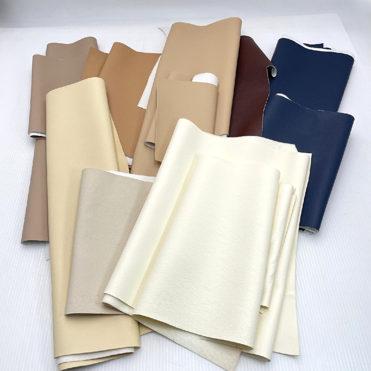 合皮ハギレ 無地8色 高級PUレザー シンコール グラフィーネ他 裏起毛 1mm やわらかタッチ 紺 白 茶 日本製 裏地汚れ有【道楽札幌】