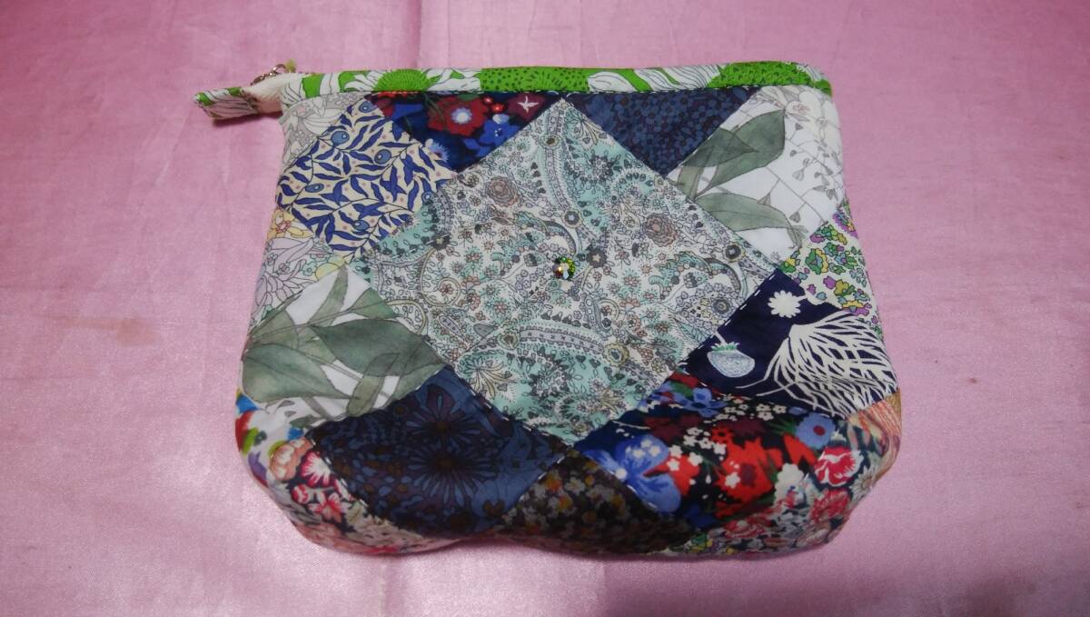 ☆ ハンドメイド 刺繍ポーチNo.２(サイズ13×16×3.5cm)♪(未使用品)