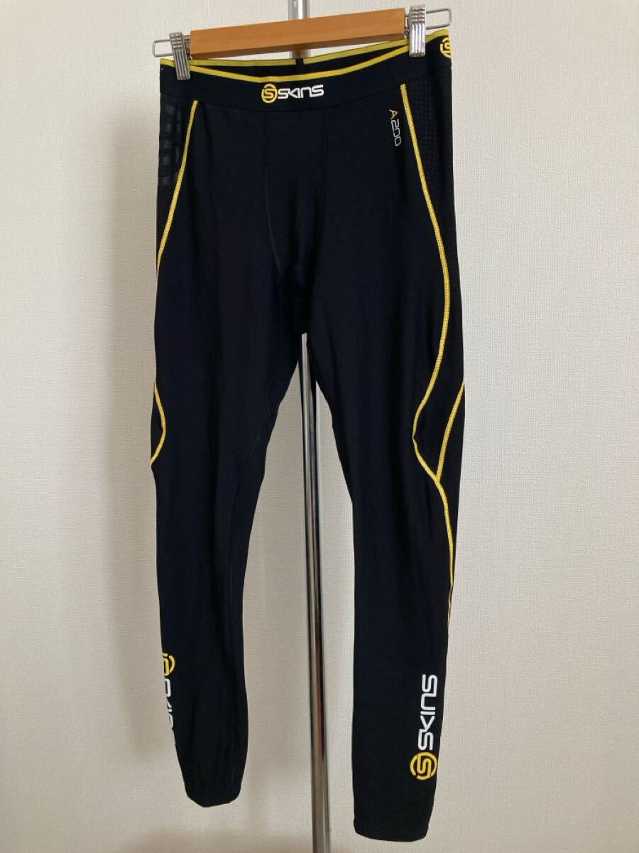 【SKINS】ロングタイツ Japan Fit XL 高機能 A200シリーズ 防寒 サーマル 裏起毛 レギンス スポーツインナー 未使用品 寒さに負けない