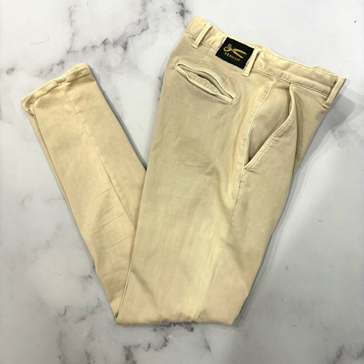 B ■ 履き心地抜群 '人気モデル' DENHAM デンハム RAZOR SLIM FIT テーパードパンツ / チノパン W29 L32 メンズ ボトムス 古着 ベージュ系