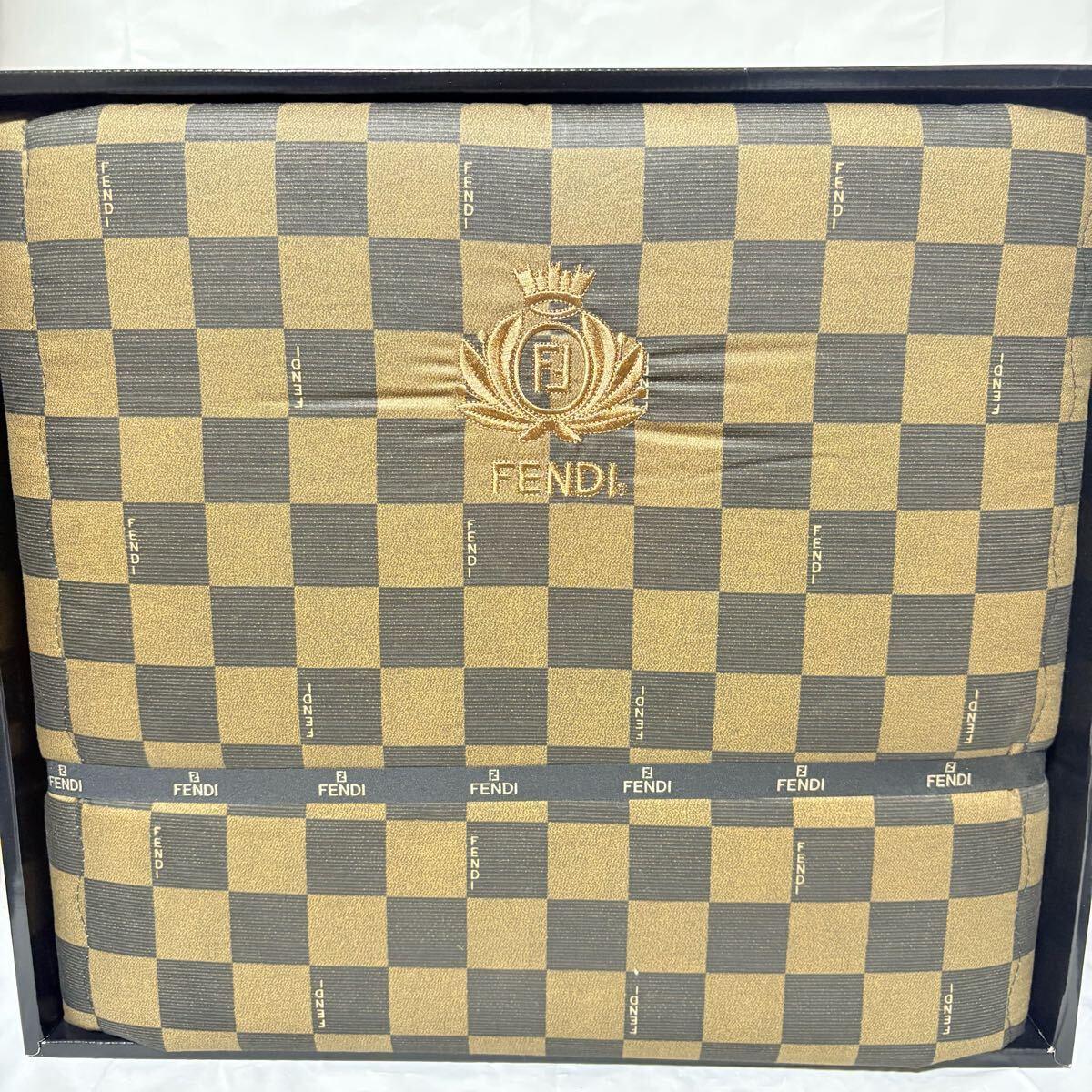 美品未使用　FENDI フェンディ　ペカン　文字ロゴ　　　羊毛わた入掛け布団 ダウンケット　150cm x 200cm 希少　