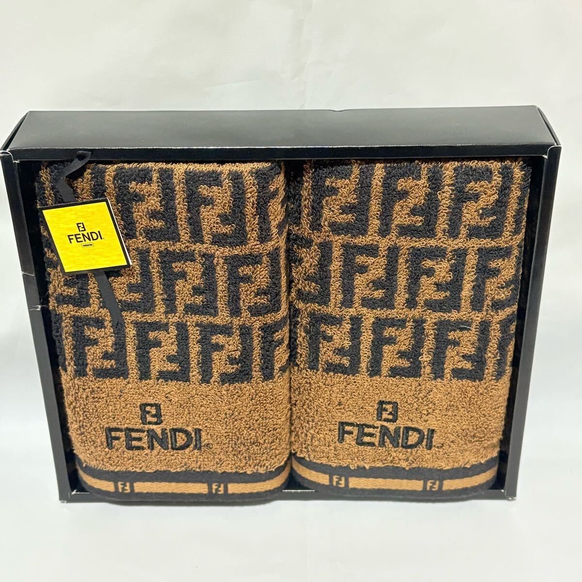 美品未使用　 FENDI フェンディ　 フェイスタオル2枚　ズッカ柄　FF柄　人気　ブラウン