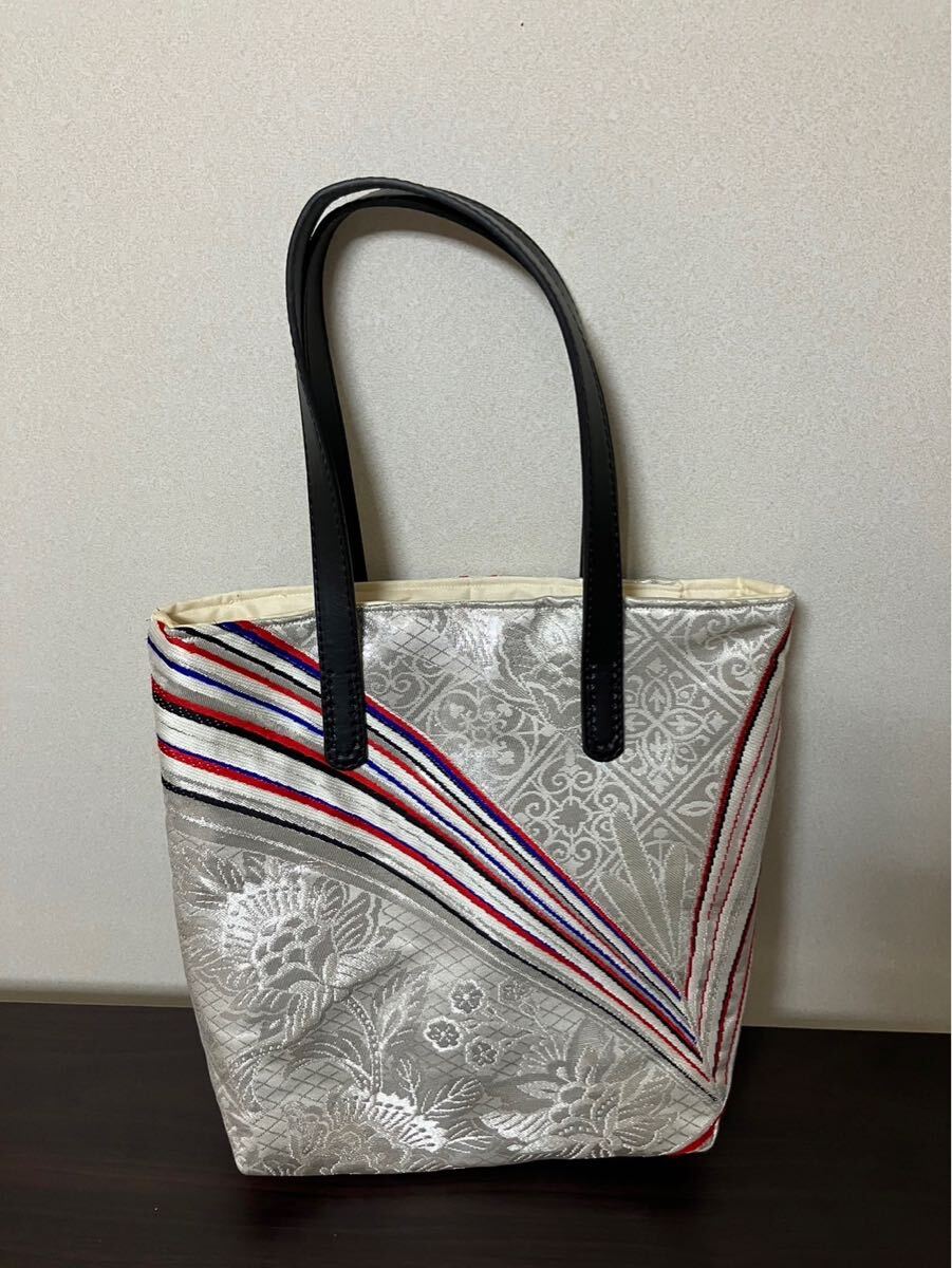 アンズルーム★ハンドメイド★ちょっと豪華な小さめ　トートバッグ★ハンドバッグ★着物　帯リメイク★白系×シルバー　花★B5サイズ
