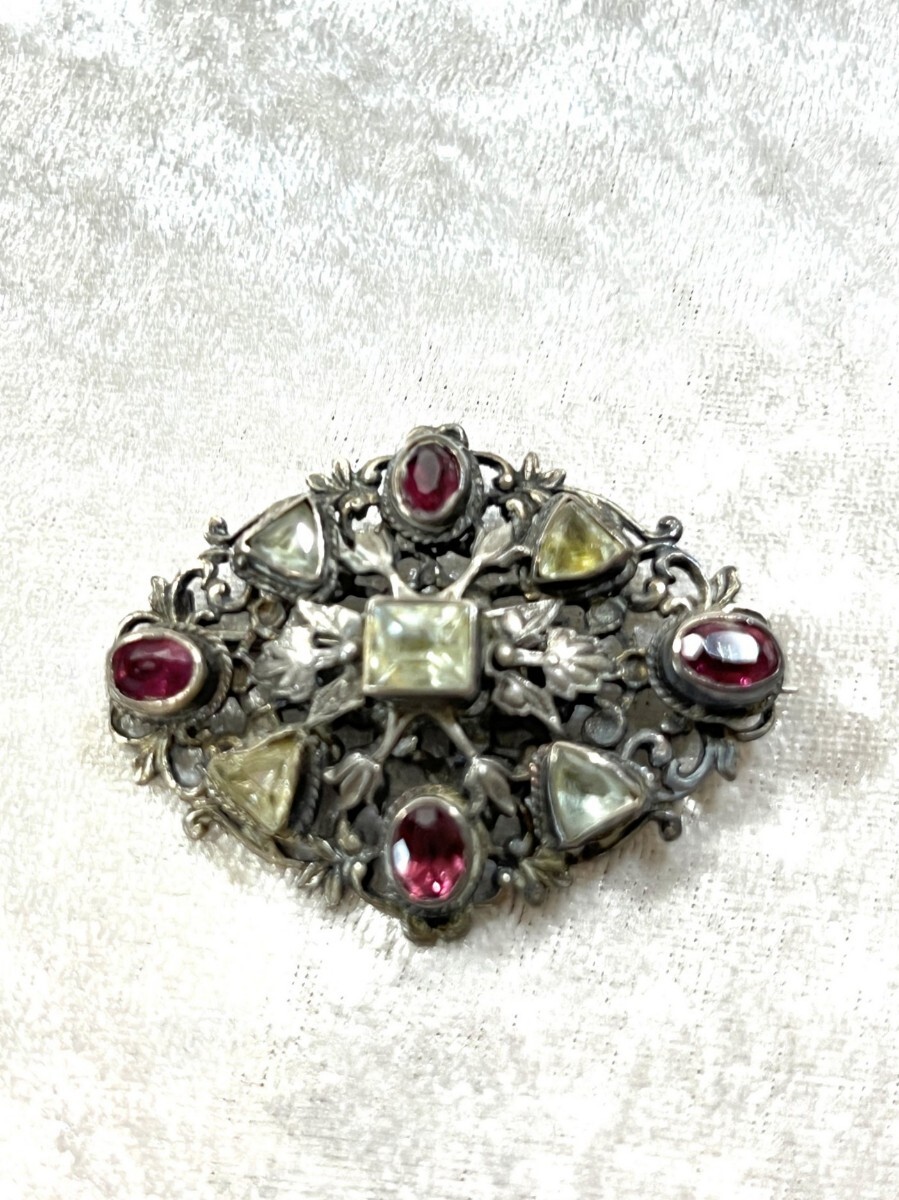 【アクセサリー】シルバーのブローチ ガーネット 水晶 アクセサリー おしゃれアイテム 骨董品 アンティーク