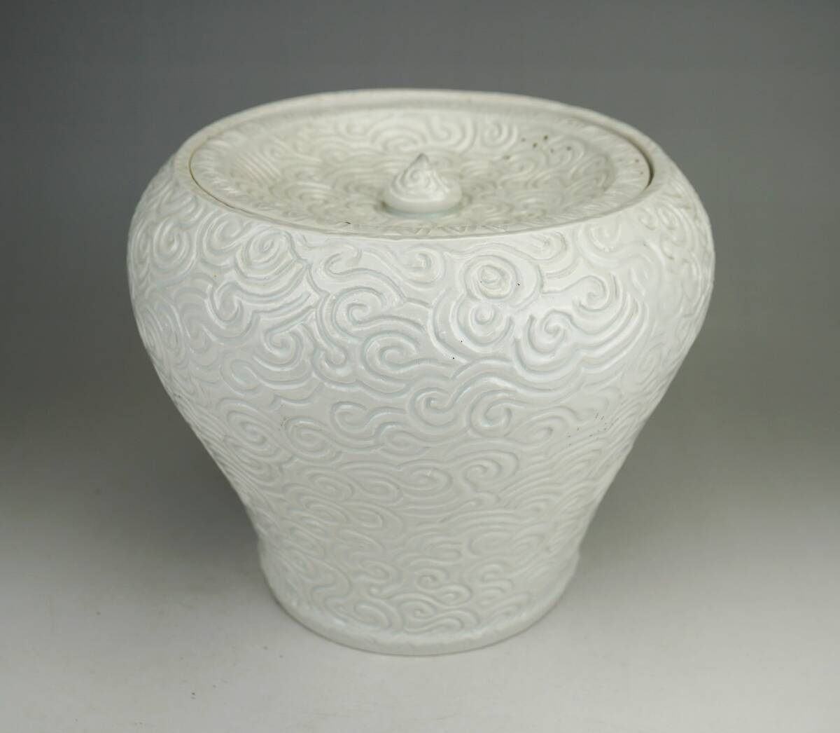 鳳】人気陶芸家◆益子焼◆坂田甚内作◆白磁波紋◆水指◆蓋付◆高さ22.4ｃｍ◆在銘◆師・加守田章二　陶器　美品　検：缶　茶入　煎茶道具