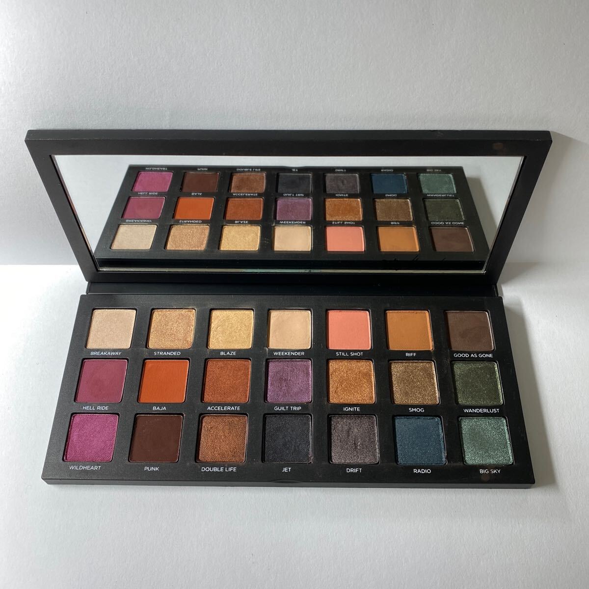 アーバンディケイ　ボーントゥラン　アイシャドウパレット　born to run アイカラー