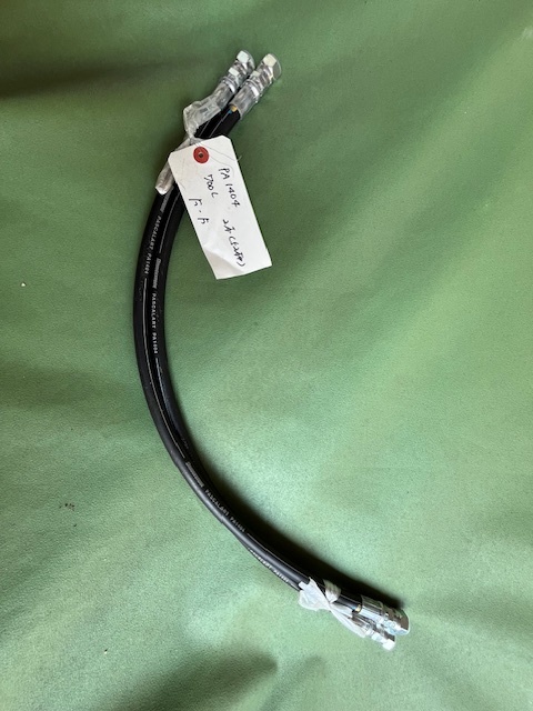 PA1404 700L 両端金具F ④ 小さい曲げ半径でコンパクトな油圧配管が可能 さらに寿命・耐疲労性を重視した一般作動油(鉱物性)用の高圧ホース