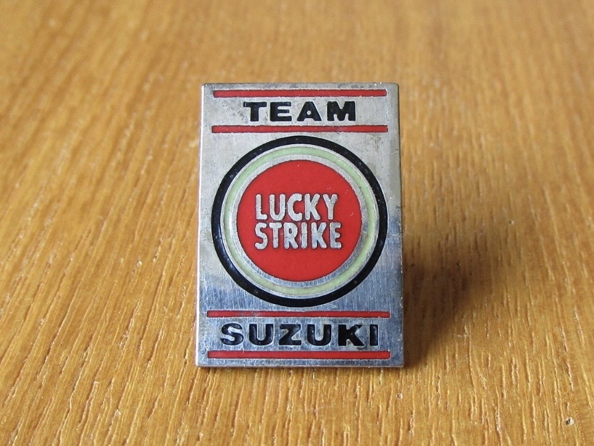 SUZUKI スズキ ラッキーストライク 広告 ロゴ 古い ピンバッジ： 当時物 ピンズ #R