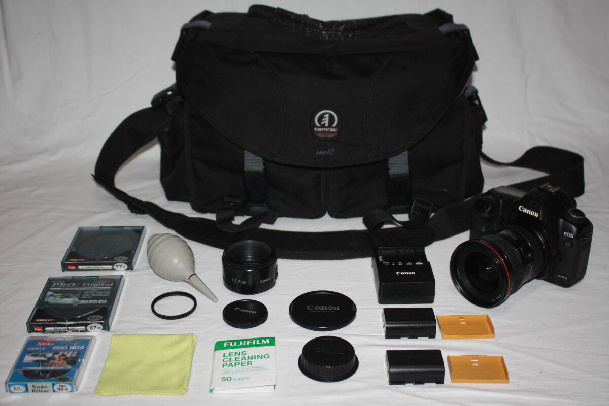 Canon　EOS 5D MarkII　デジタル一眼レフカメラ　レンズ(EF 17-40mm F4 L USM AF)、バッテリー、チャージャー(LP-E6P、LC-E6) 他付属品多数