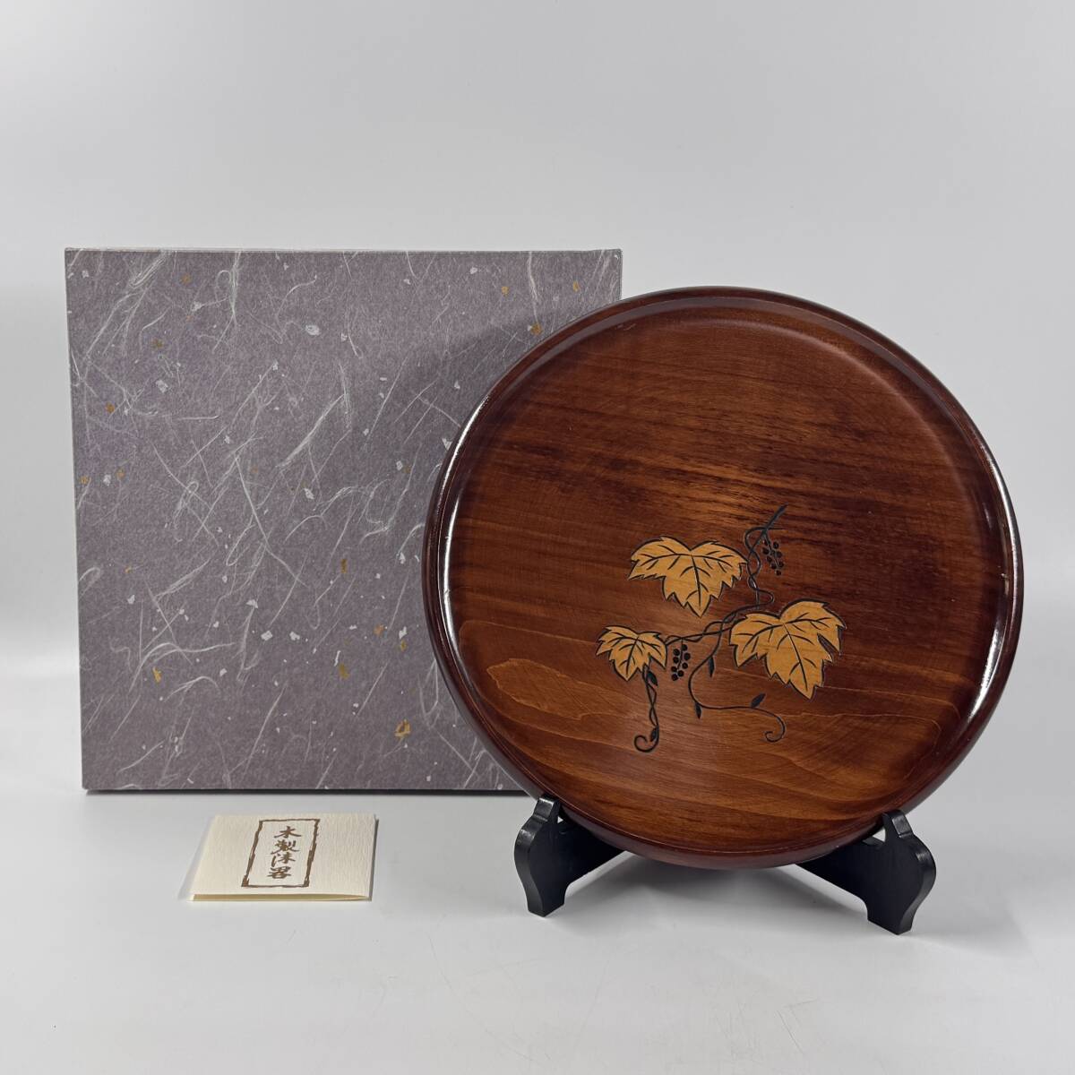 【61936Q】木製漆器 天然木 彫刻 果実文 葡萄図 丸盆 直径27.5㎝×高さ2.1㎝ 栞 経年保管品 現状品