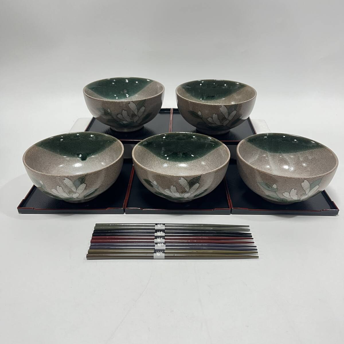 【61988V】未使用 どんぶり鉢 箸 天然木 お盆 樹脂製 5客セット 食器 陶器 花柄 伝統工芸 深鉢 経年保管品 現状品