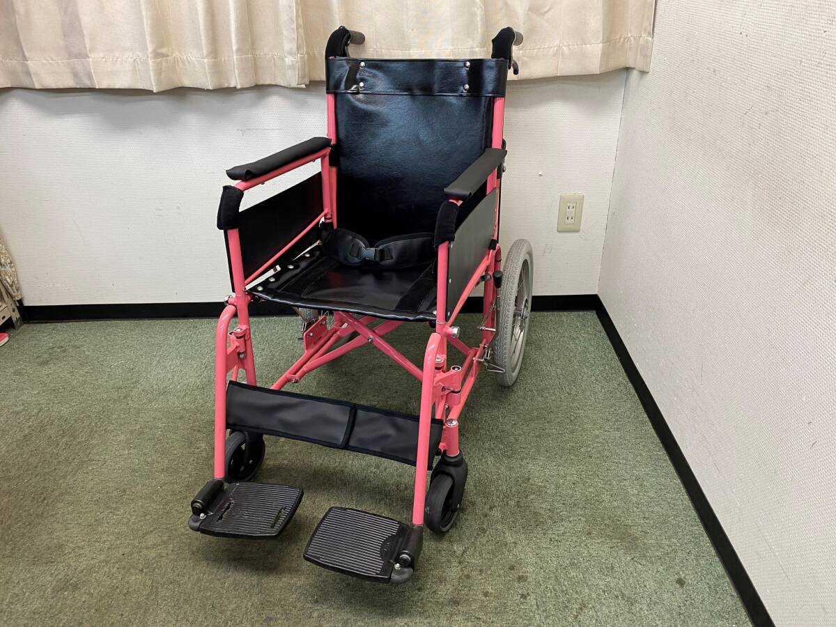 介護用車椅子・アルミフレーム・折り込み式・ステップとひじ掛けが左右共に外れる・フットブレーキ・介助ブレーキ付いてます
