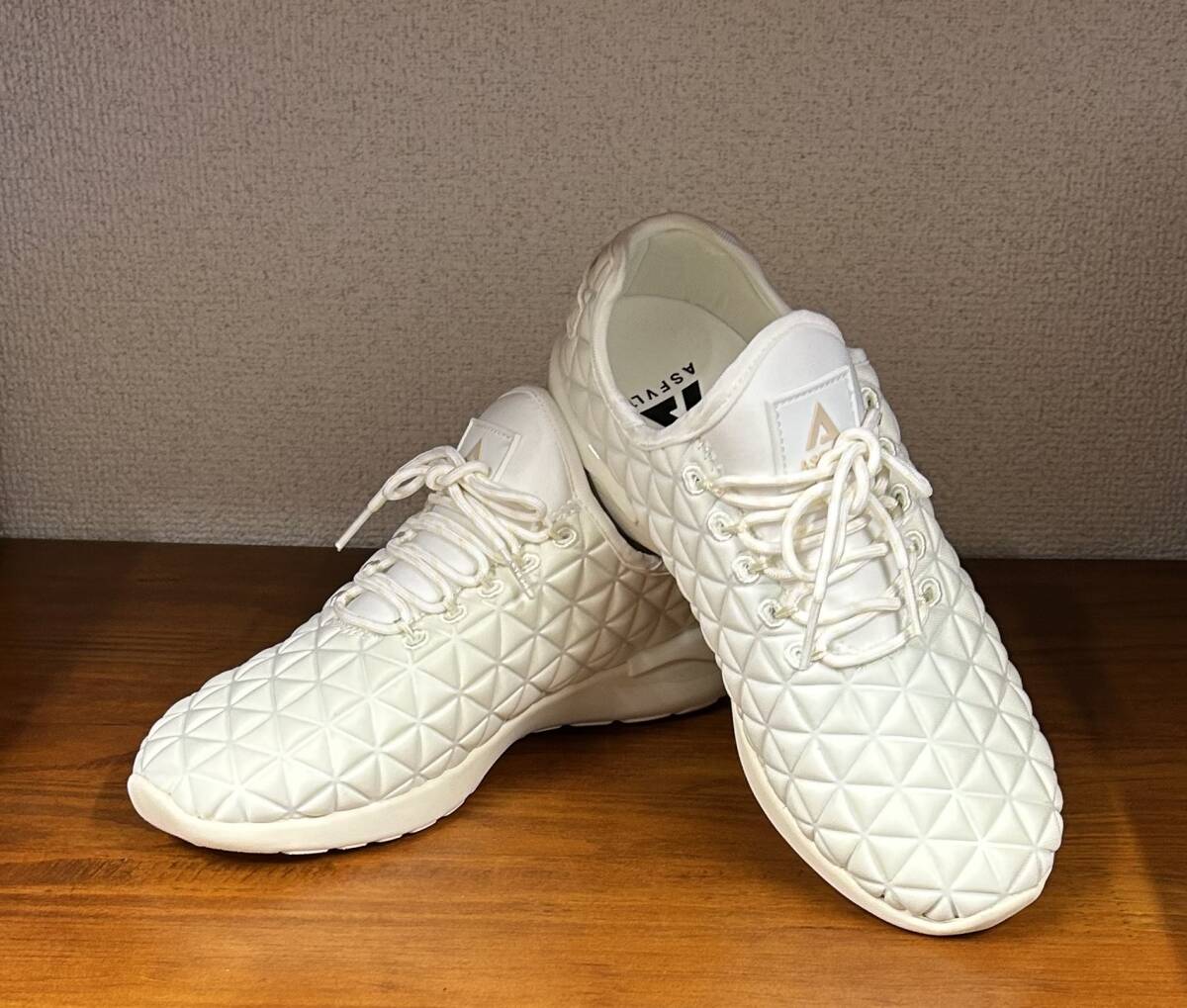 新品★フランスブランドの超軽量スニーカー☆白★24.5㎝