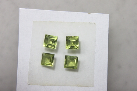 ペリドット、ルース４個１セット（プリンセスファセット）（５×５ｍｍ前後）