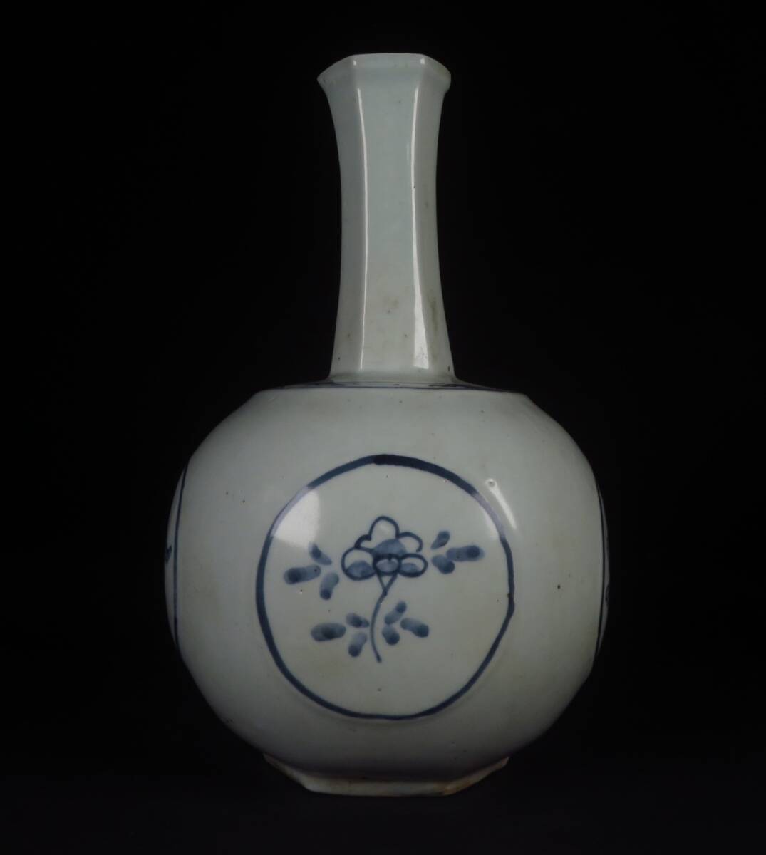 【SAKURAYA】コレクター委託品【李朝 染付窓絵草花文長頸瓶】時代 青花 飾壺 壷 花瓶 高麗 朝鮮古美術 朝鮮古陶磁 骨董品 古美術品 26.5cm