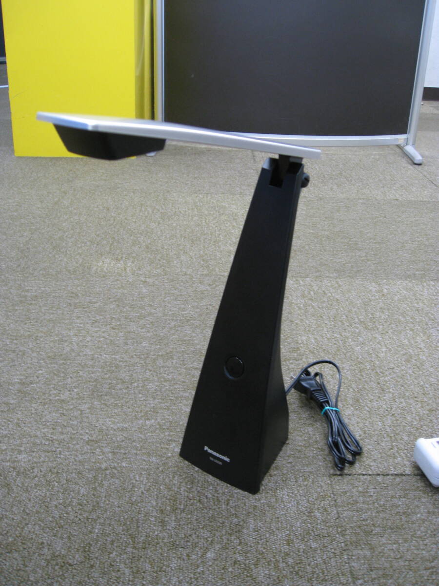 Panasonic/パナソニック LEDデスクライト SQ-LD220【C214】送料無料(北海道・沖縄・離島・佐川急便中継料金がかかる地域は除く)