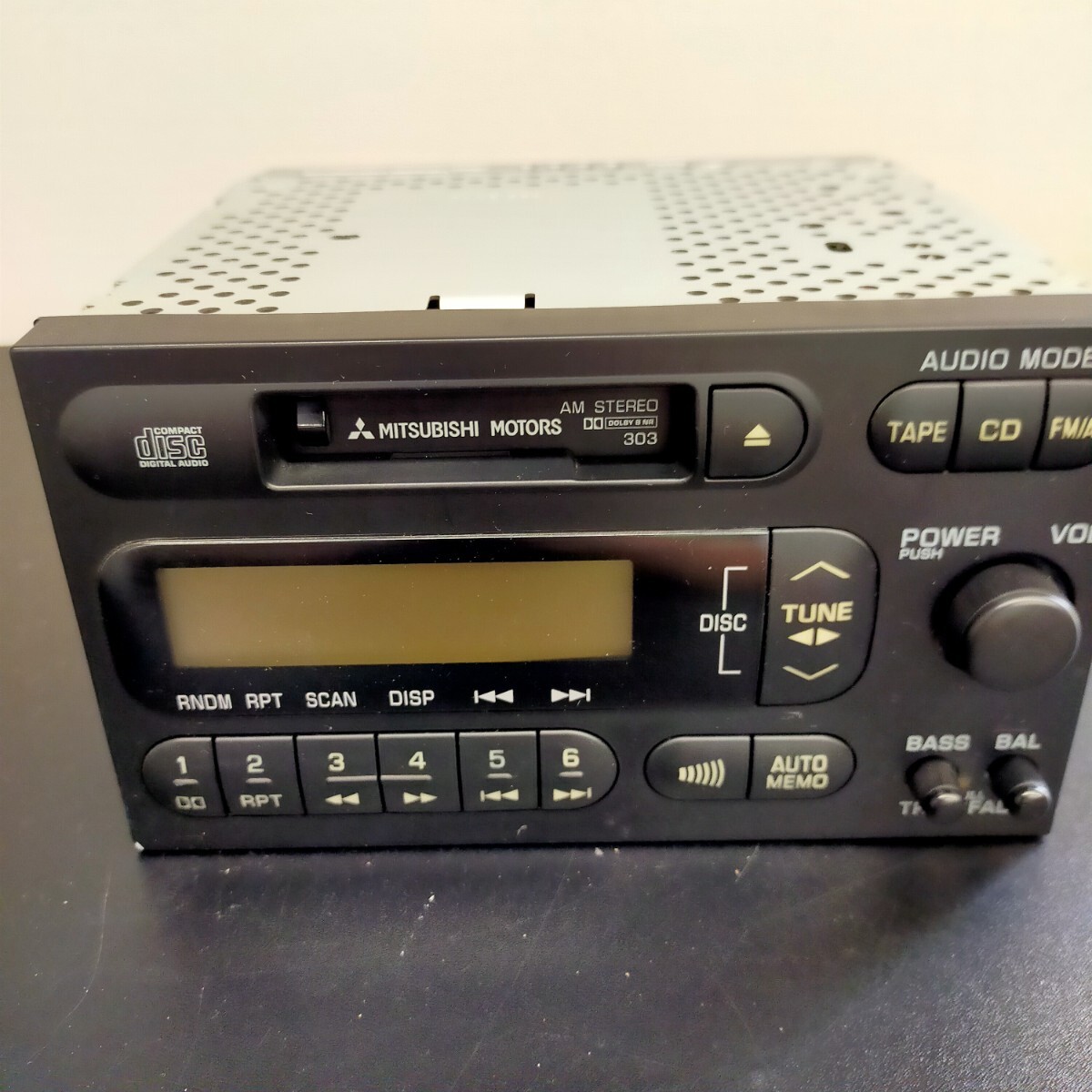 す3089 テープデッキ カーオーディオ　MITSUBISHI MR183998 FM/AMカセットCD 本体のみ