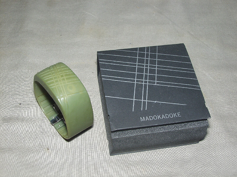 MADOKADOKE LED デジタル時計 オリーブに赤文時