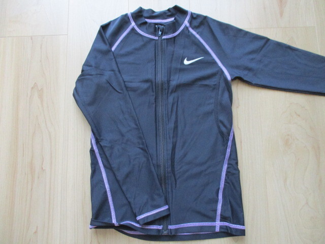 【クリーニング済・着用回数極僅少】ナイキ NIKE フルジップラッシュガード（ブラック＊パープル）サイズ140cm【注】洗濯タグに記名