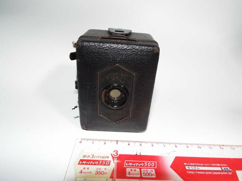 昔の小さいドイツ製カメラ　ベビーボックス　　　　　　　　　　　　　　　A331