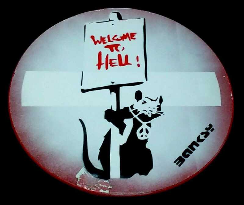 Banksy(バンクシー)のロードサイン『Welcome To Hell』道路標識。2013年頃イギリスのNorth Somerset近郊で発見■Weston-super-mareの文字有