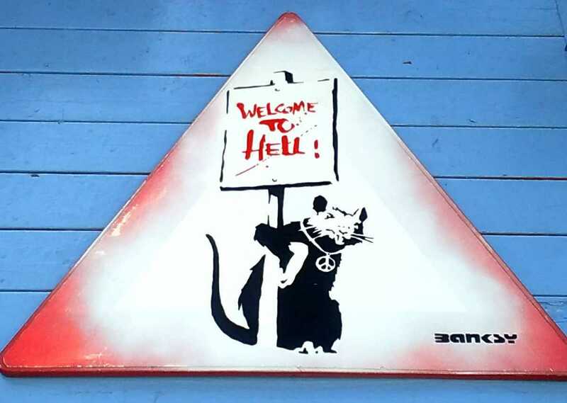 Banksy(バンクシー)のロードサイン、『Welcome To Hell』道路標識。2004年頃イギリスの南西、Somerset近くのGlastonburyで発見された作品