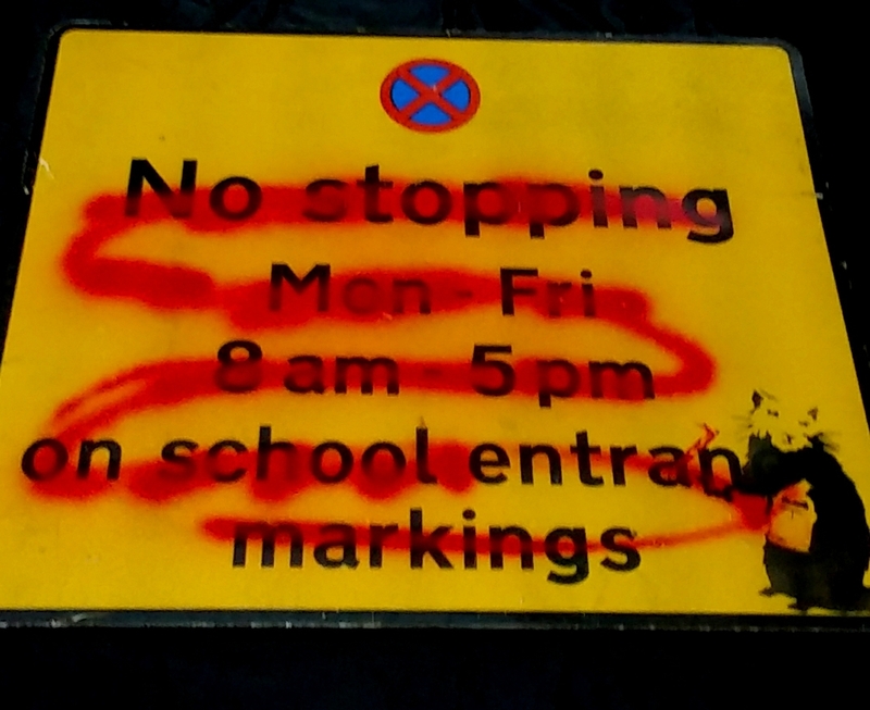 Banksy(バンクシー)ロードサイン『No Stopping Sign with Rat』標識。2002年、ロンドンのルイスハム,マロリースクール近くにあった作品です