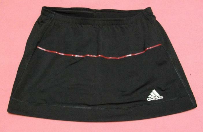 adidas テニススコート　Mサイズ ブラック　赤ライン　インナーパンツ付き