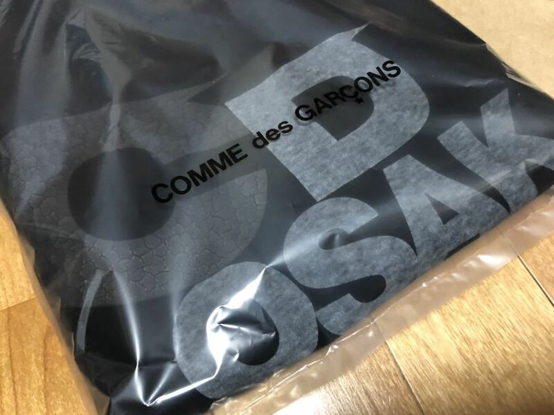 超絶 COMME des GARCONS CDG OSAKA 限定 Tシャツ コムデギャルソン 半袖 クルーネック クラック加工 ロゴ プリント ブラック L 新品未使用