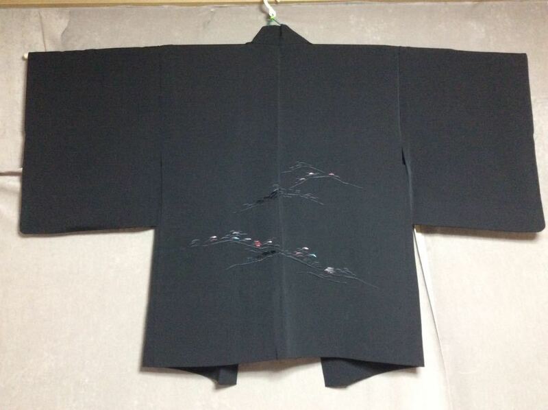 QM2916《美品》和装 着物 絹素材 黒色 刺繍 山並みの図 羽織
