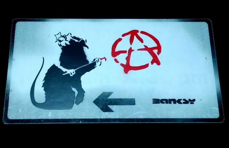 Banksy(バンクシー)のロードサイン、ホワイトキャンバス『Anarchy Rat』道路標識。英国プライベートコレクター所蔵■Weston-super-mare