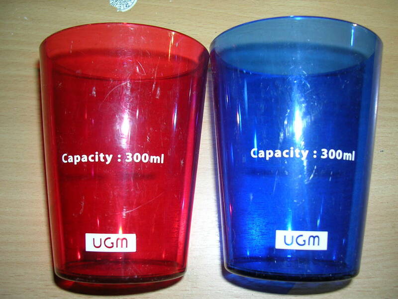 UGM capacity プラスチック製コップ2個（赤・青）