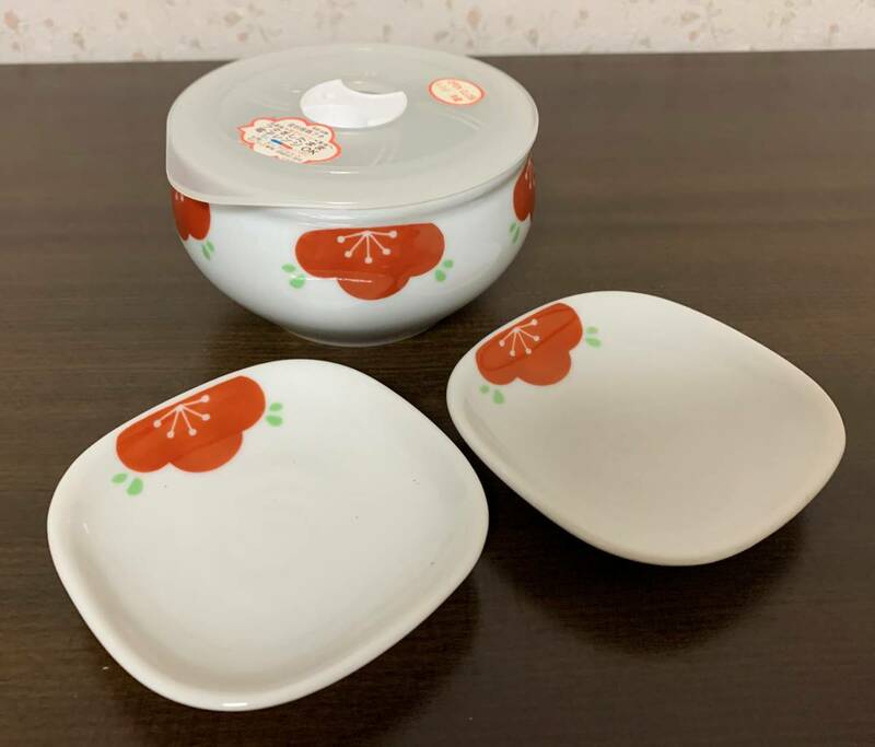 ◆新品・未使用◆　陶器製保存容器＆小皿２枚のセットです！　フタをしたまま『チン』ＯＫ!　