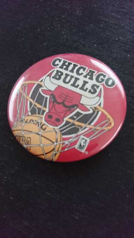 ヴィンテージ1990年代当時物!NBA CHICAGO BULLS シカゴ・ブルズ チーム ロゴ 缶バッジ MADE IN USA製 中古/バスケットボール ジョーダン