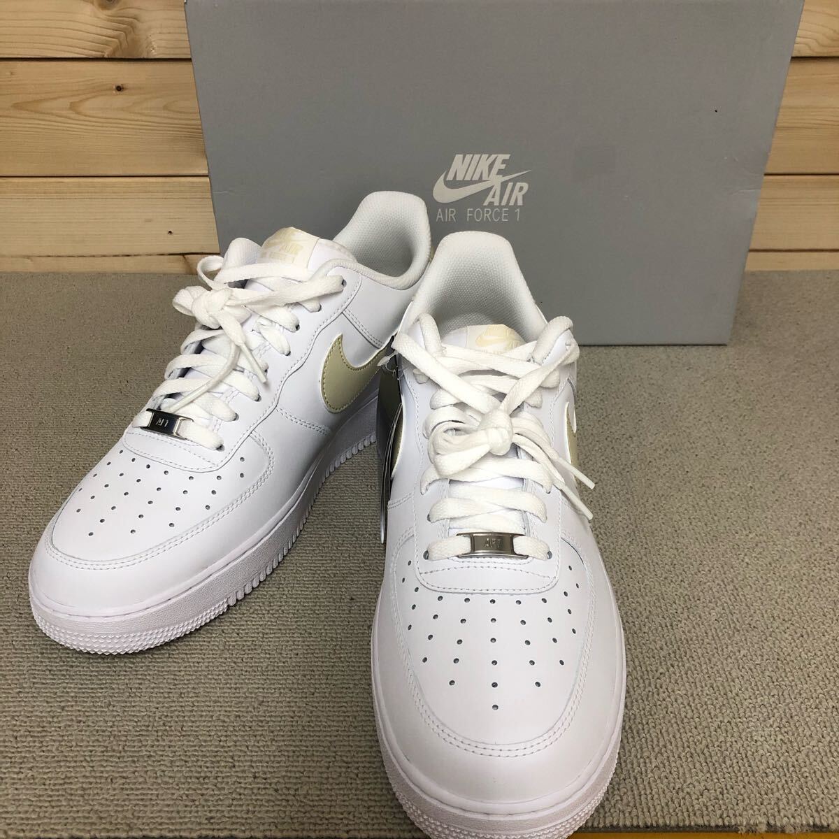 (31)NIKE AIR FORCE 1 07 ホワイト 白 ライトカーキ ナイキ エアフォース1 スニーカー 靴 FJ4146-111