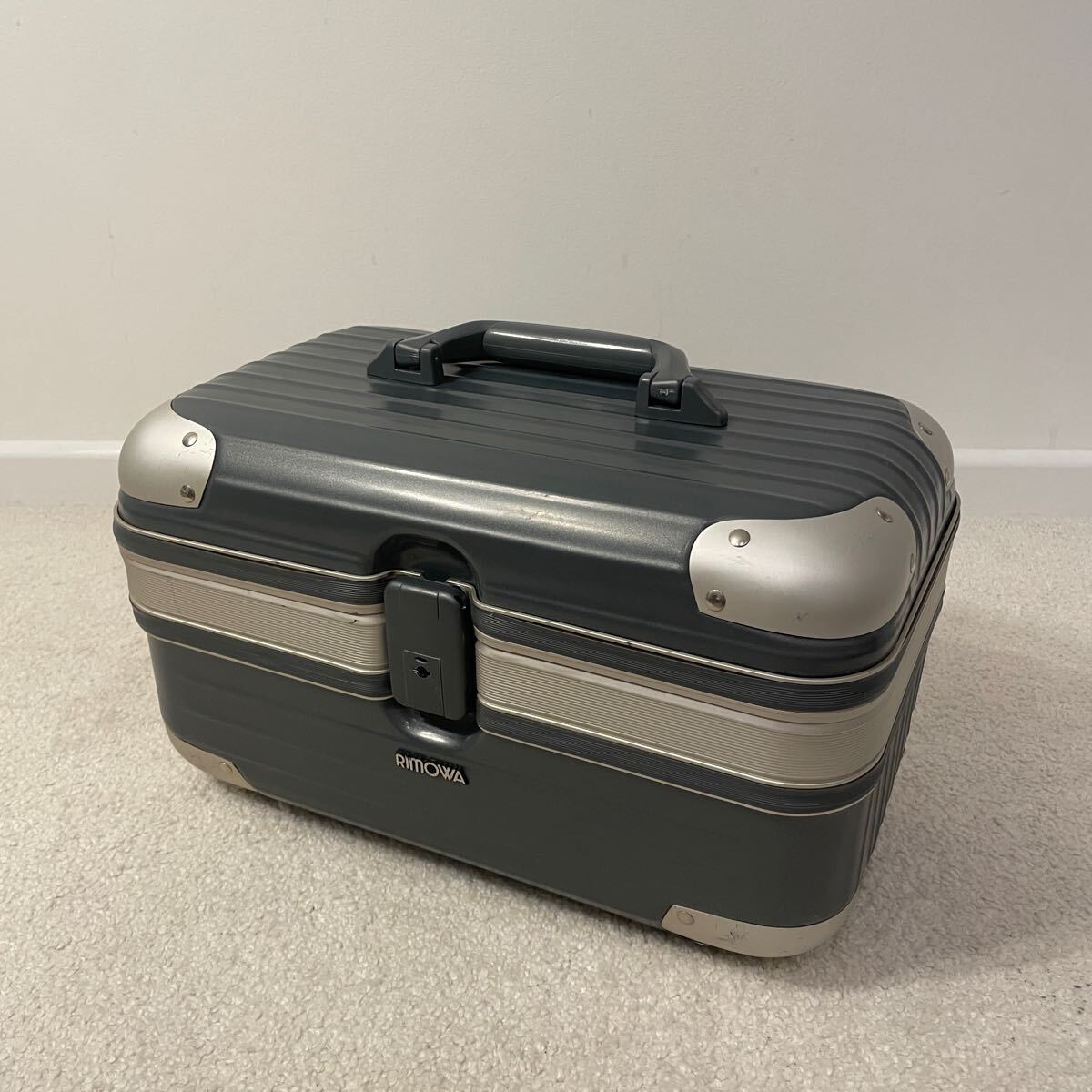 【美品】RIMOWA Limbo/リンボ ビューティーケース 18L マットグレー 廃盤 鍵付 Made in Germany 