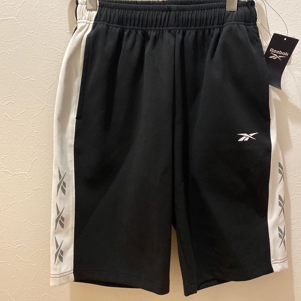 新品 Reebok ラインハーフパンツ M ブラック リーボック モノトーン