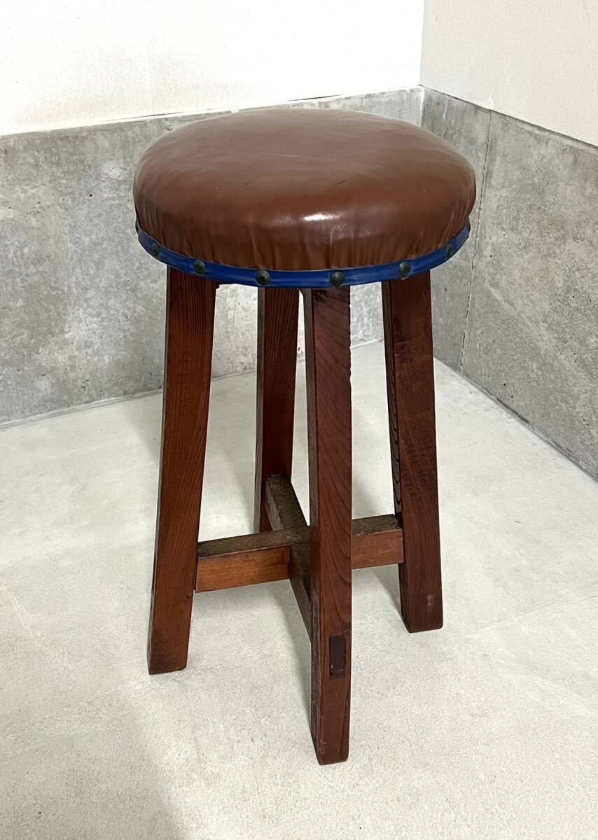 ■【 昭和 レトロ 】木製 クッション 付 丸椅子 スツール 丸イス 椅子 チェア 花台 古道具 茶系 ブラウン系 インテリア 家具 高さ：約50cm