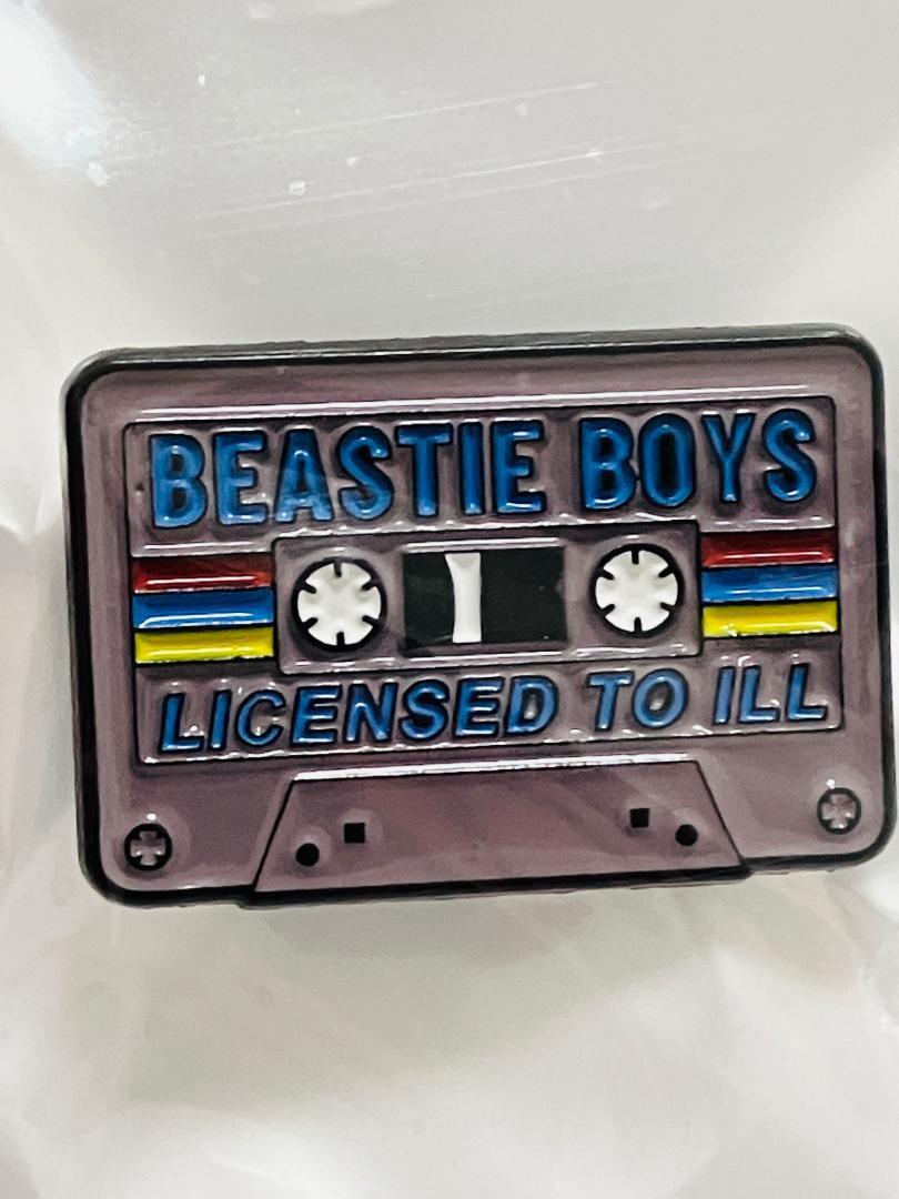 新品 送無★☆ピンバッジ ビースティーボーイズ イメージ カセットテープ ピンバッチ 90s☆★カワイイ バンド BeastieBoys ラップ パンク