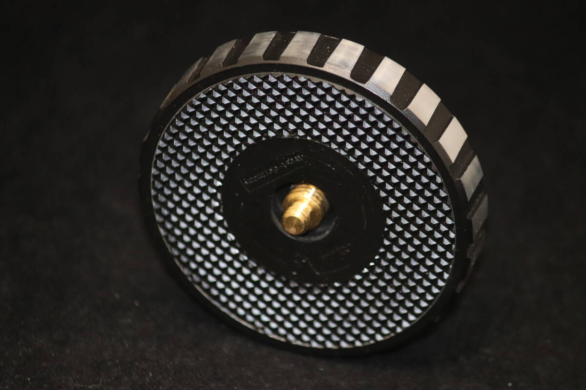 綺麗なLINHOF三脚 雲台用にお勧めします。LINHOF リンホフ　ラージトッププレート（φ77）003753　両ネジ対応　