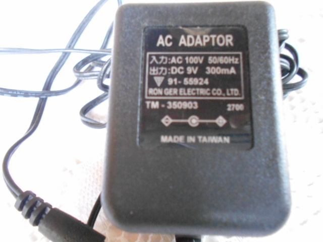 ★　ＡＣアダプター　型式不明　　出力　９Ｖ　３００mＡ　通電　電圧　確認　中古　★
