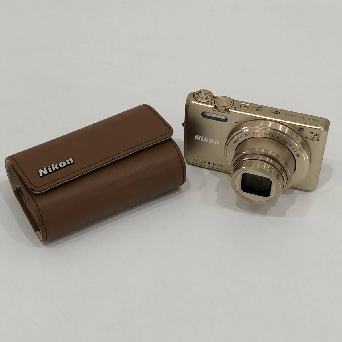 ●ニコン COOLPIX S7000 デジタルカメラ Nikon ゴールド デジカメ 1605万画素 20倍ズーム コンパクト クールピクス 収納ケース S3434