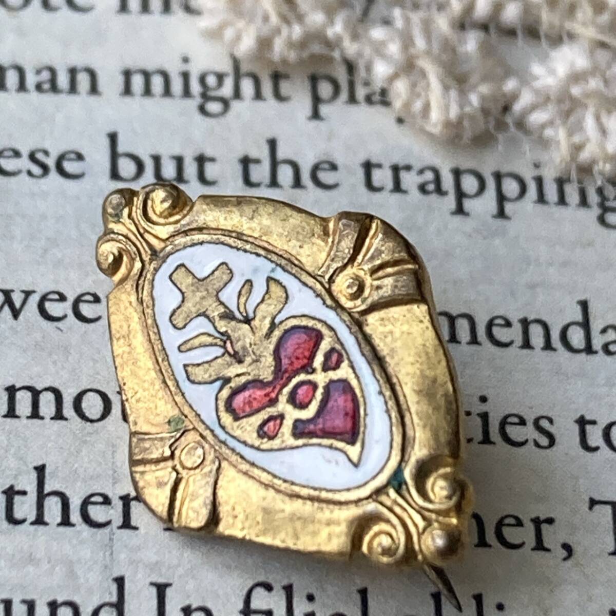 アンティークピンバッジ　聖母マリア 御心 ハート　ゴールド☆vintage jewelry accessoriesR0702